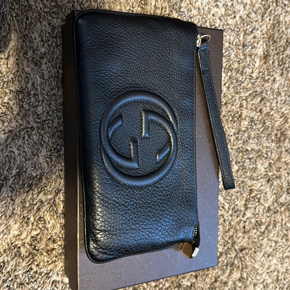 Black hand Gucci bag